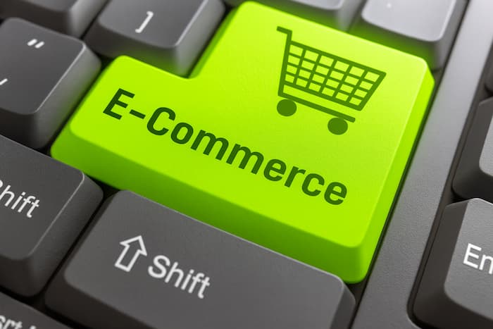 전자상거래 대시보드와 그래프가 보이는 노트북 화면